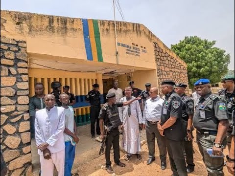 TYRES BURNING! KANO RESIDENTS RIOT & TRY TO SNATCH SUSPECTED KIDNAPPERS FROM POLICE