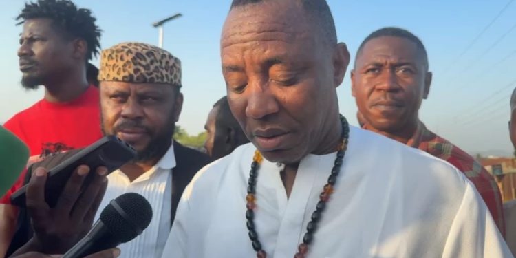 BREAKING: Sowore, Nnamdi Kanu’s Lawyer Aloy Ejimakor, and 12 Other Protesters Released from Kuje Prison [VIDEO]