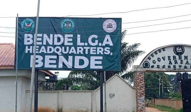 BREAKING: Protesters Storm Bende Police Station in Abia State Over Okorie Akobundu Wisdom’s Custodial Death [VIDEOS]