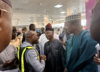 VIDEO: Airport Drama; El-Rufai Resists Security Operatives, Leaves Abuja Amid Supporters’ Cheers