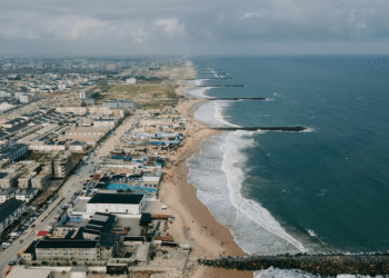 VIDEO: Seaside Tragedy Averted in Lagos After Man Attempts Suicide Over Alleged Infidelity